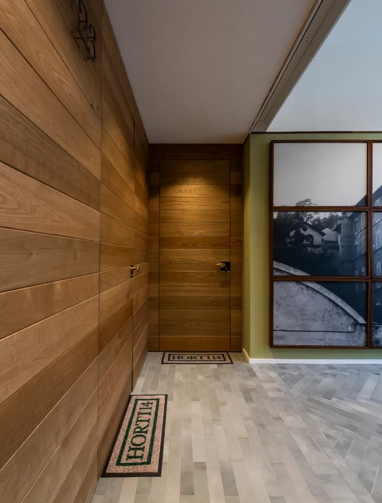 Horti 14 Botanical Hotel entrata con dettaglio rivestimenti in legno