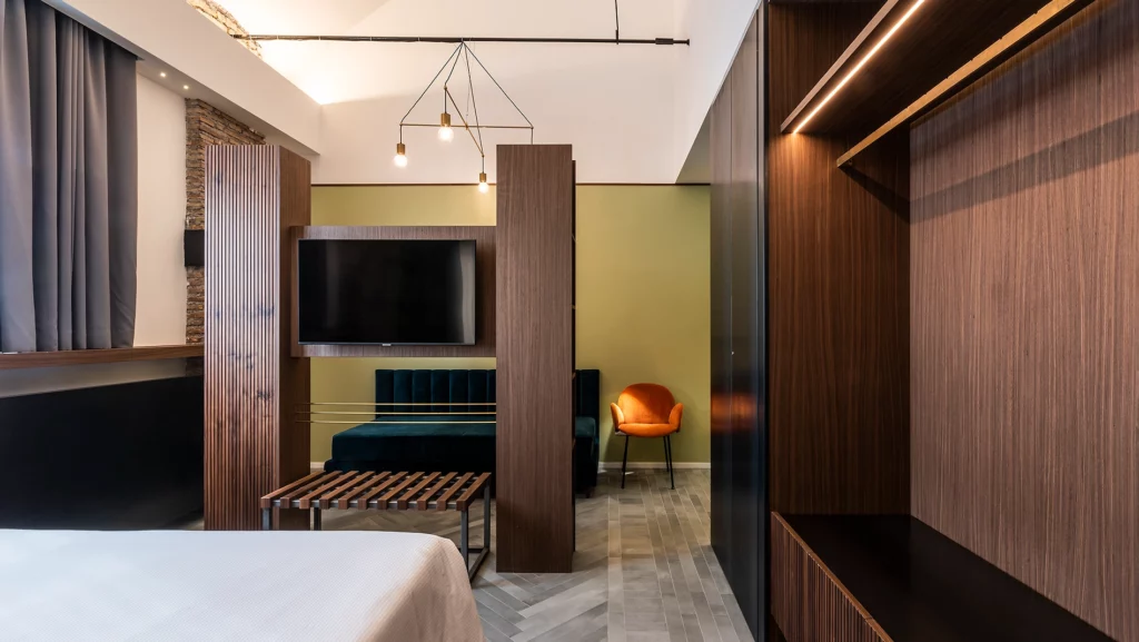 Horti 14 Botanical Hotel interno camera con dettagli in legno e pareti boiserie Antonacci falegnamerie