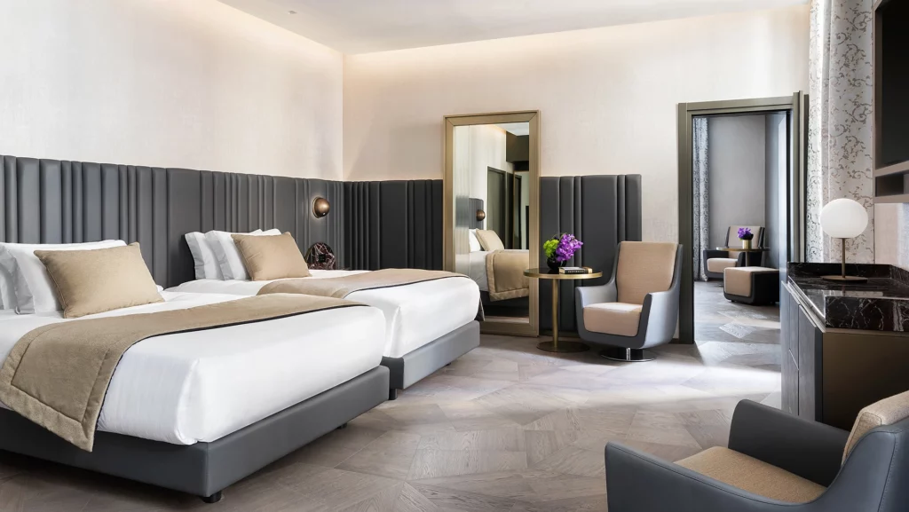 Stanza dell'hotel con rifiniture artigianali in legno The Pantheon Iconic