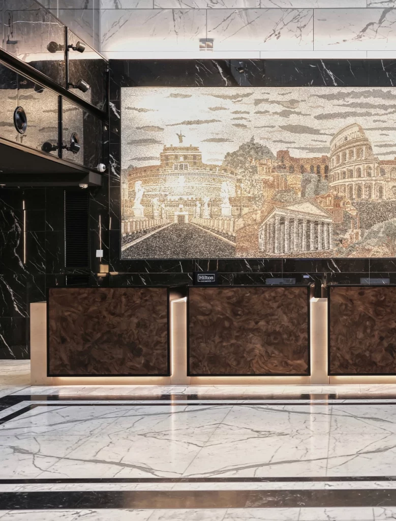 Reception Hilton Rome EUR La Lama con bancone in legno pregiato e mosaico artistico