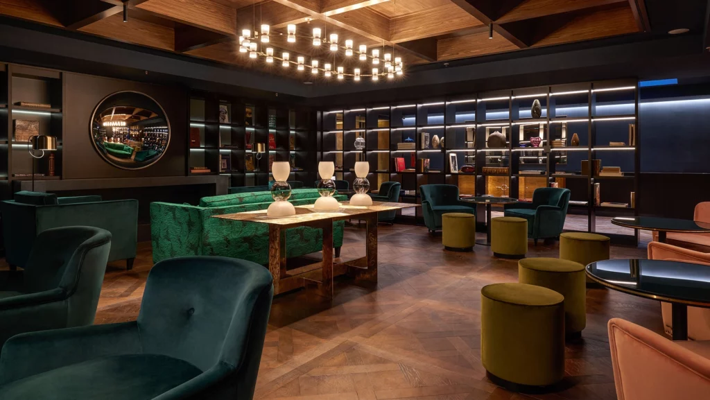 Sala lounge hotel Hilton Rome EUR La Lama con soffitto a cassettoni in legno e arredi artigianali