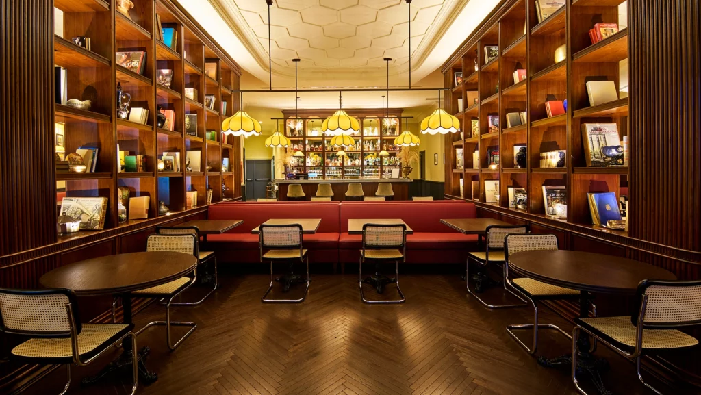 Libreria retroilluminata in legno su misura al ristorante Il Clementino Roma, design tailor-made firmato Antonacci Falegnamerie.