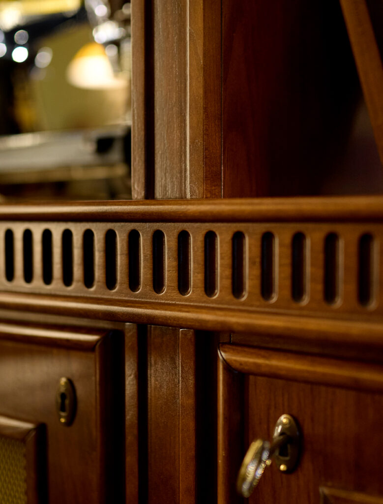 Particolare falegnameria artigianale con boiserie in legno e dettagli di serratura al ristorante Il Clementino Roma, progetto luxury Antonacci falegnamerie