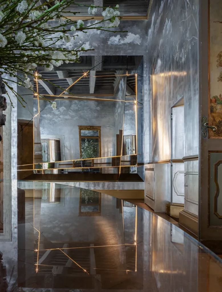 Specchio artistico Mirror of Wonders con giochi di riflessi e superfici lucide, arredo su misura in legno di lusso firmato Antonacci Falegnamerie