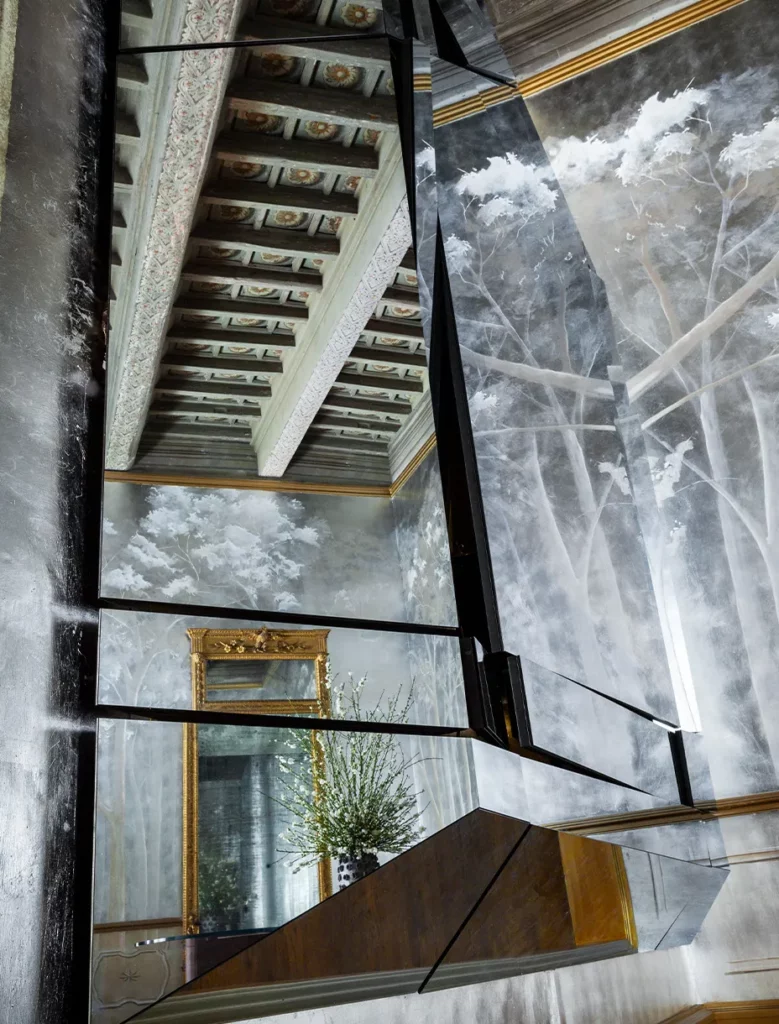 Specchio scultoreo Mirror of Wonders con riflesso del soffitto a cassettoni progettato da Antonacci Falegnamerie