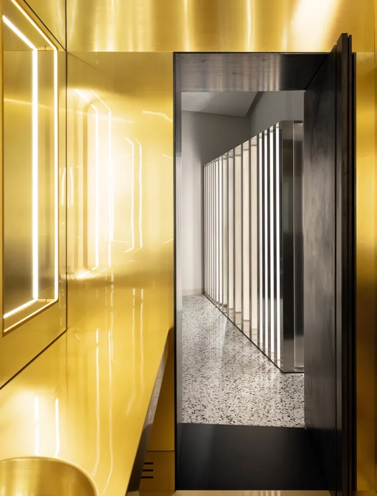 interni Sotherga Sotherga con rivestimenti dorati e boiserie scure, falegnameria su misura di Antonacci falegnamerie