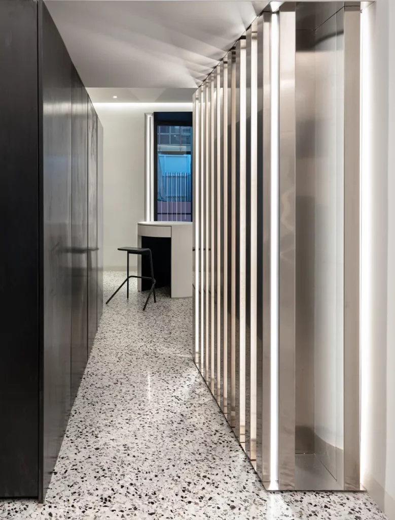 Corridoio della clinica privata Sotherga con rivestimenti in metallo e pavimento in terrazzo, falegnameria su misura di Antonacci falegnamerie