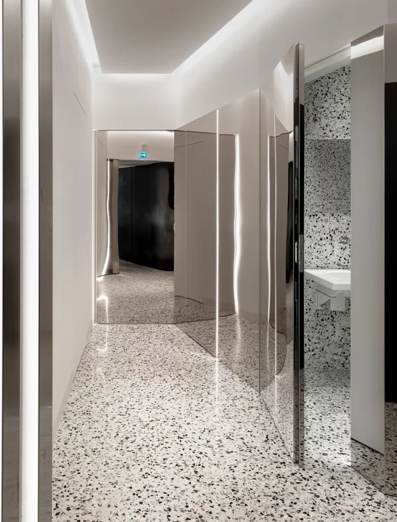 Corridoio clinica Sotherga con specchi e pavimento granulato