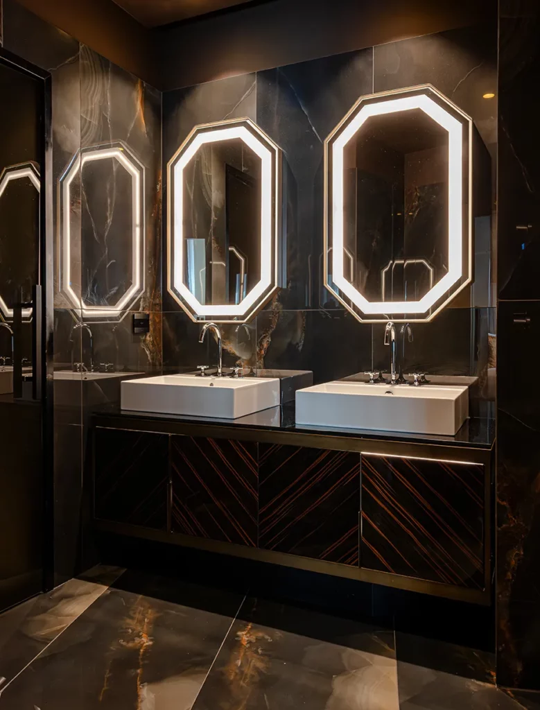 Bagno U-Visionary Roma con lavandini rettangolari e specchi esagonali retroilluminati