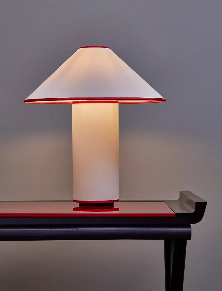 Lampada su tavolino con bordi rossi U-Visionary Venezia