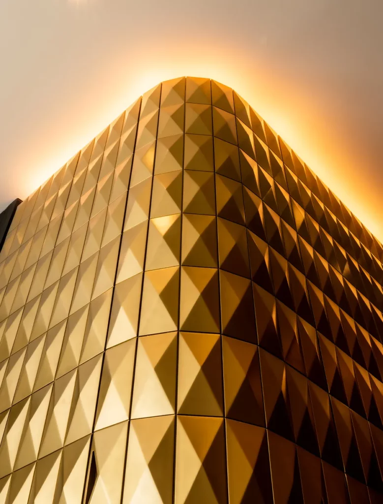 Cabina armadio con rivestimenti in legno e pannelli dorati a rilievo