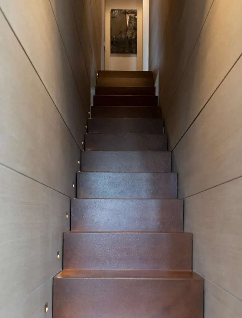 Scala rivestita in legno con illuminazione integrata e pareti in legno