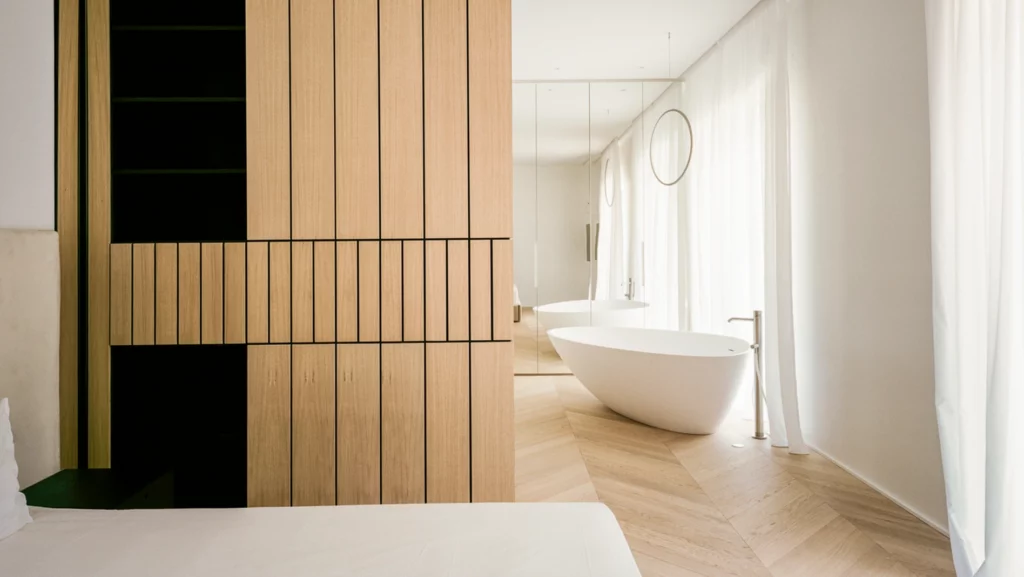 Bagno progetto residenziale con pavimento a spina di pesce in legno e mobile