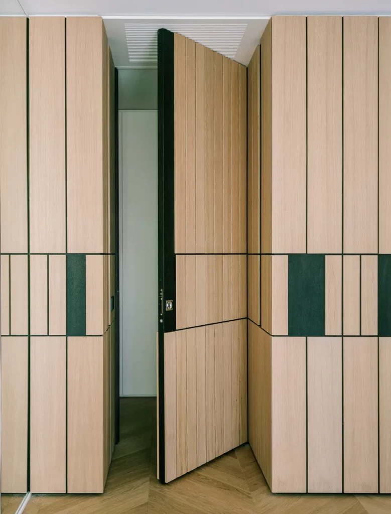 Mobile su misura in legno con pannelli verticali realizzato da Antonacci falegnamerie su pavimento in legno a spina di pesce