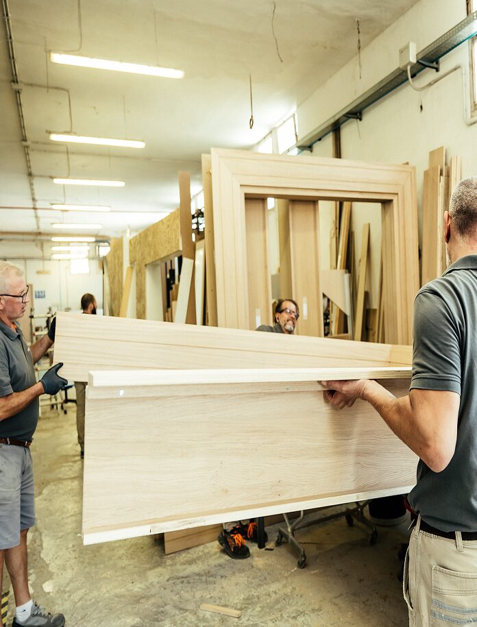Uomo al lavoro nel laboratorio artigianale di Antonacci Falegnamerie