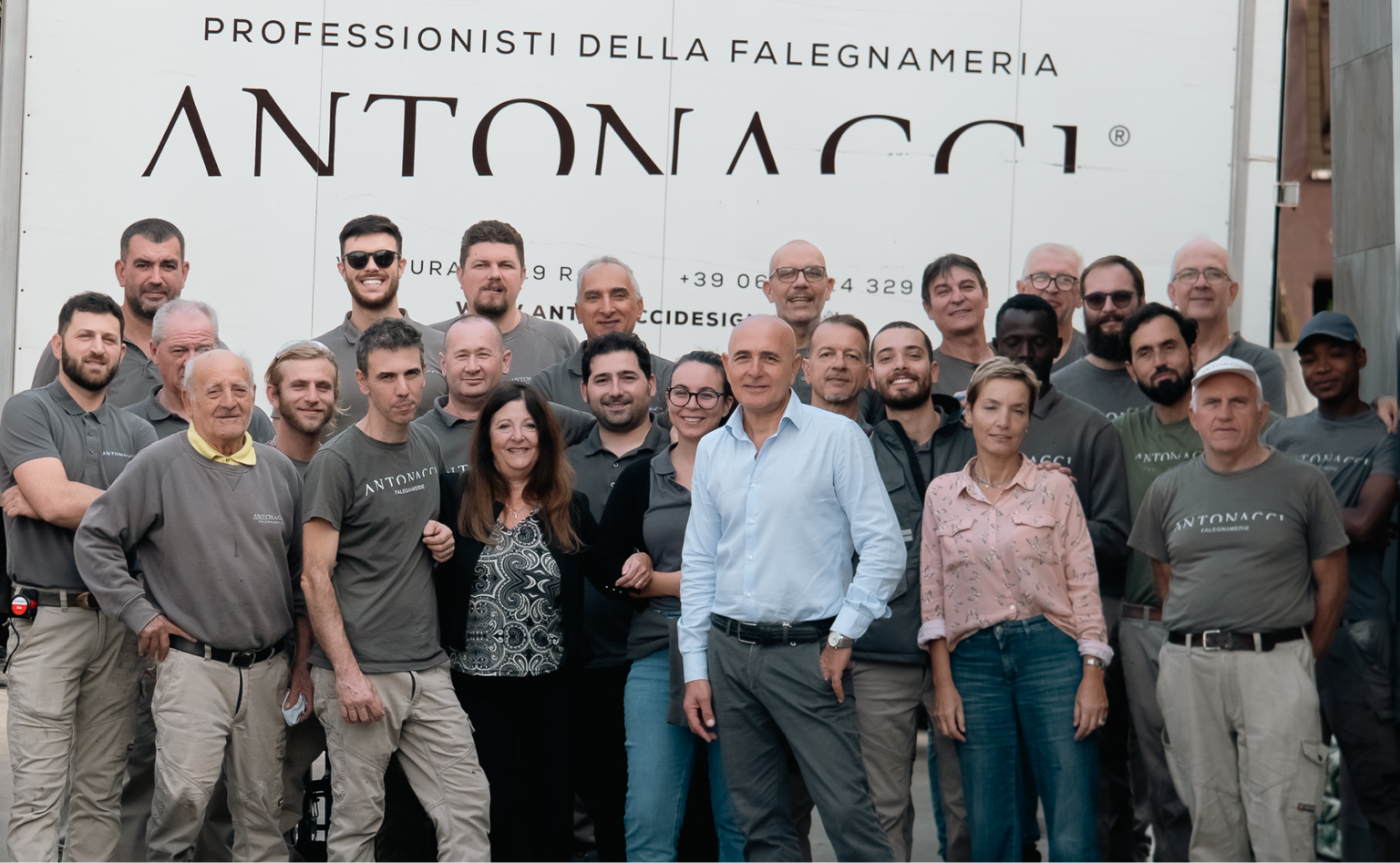 Foto del team Antonacci Falegnamerie, una storia aziendale di tecnica e passione.