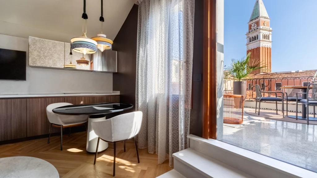Camera con vista su Venezia e campanile di San Marco, arredi in legno di falegnameria Antonacci.