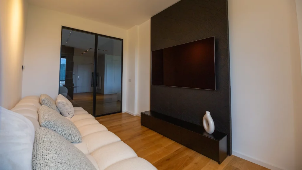 Parete tv in legno scuro e mobile basso su misura, progetto di interior design residenziale Antonacci.